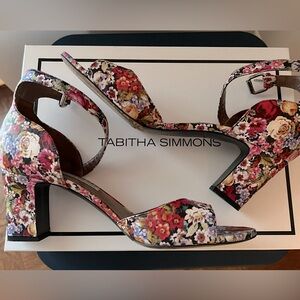 TABITHA SIMMONS "JERRY MULTI TAPESTRY PRINT" leather floral sandals! Size 10B.
